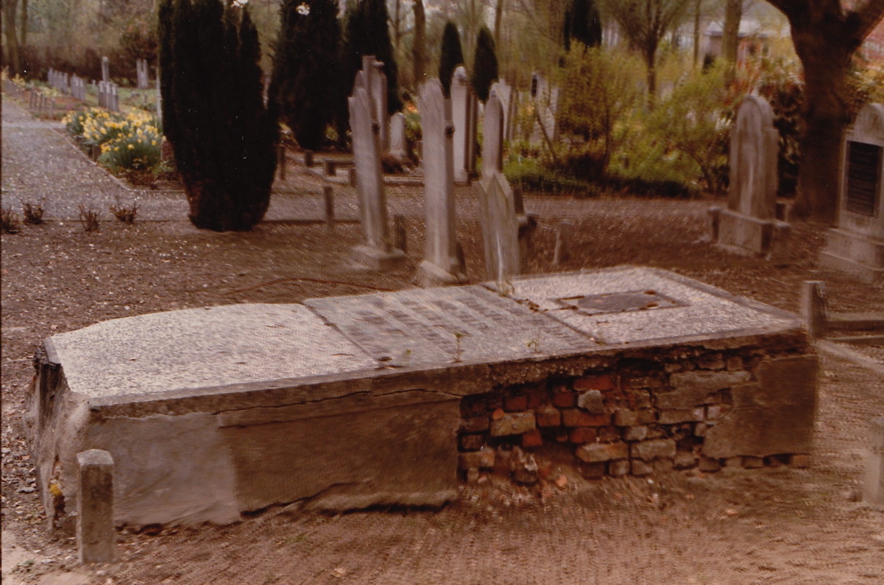 Het graf van Co Hugenholtz (1893-1917) op de begraafplaats in Axel, zoals het er bij mijn bezoek aan Axel in 1985 bij lag.