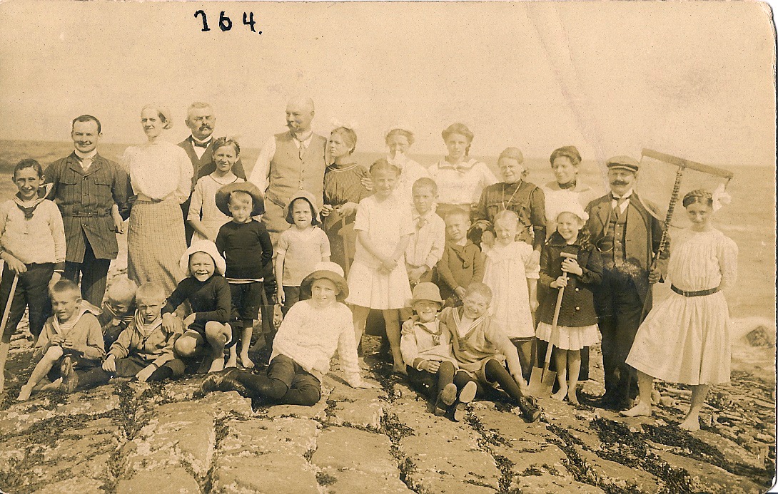 Omstreeks 1915: Strandfoto genomen in Wangerooge. Rose Hugenholtz-Lehmkuhl met schep; 3e rechts voor Gretchen; 
