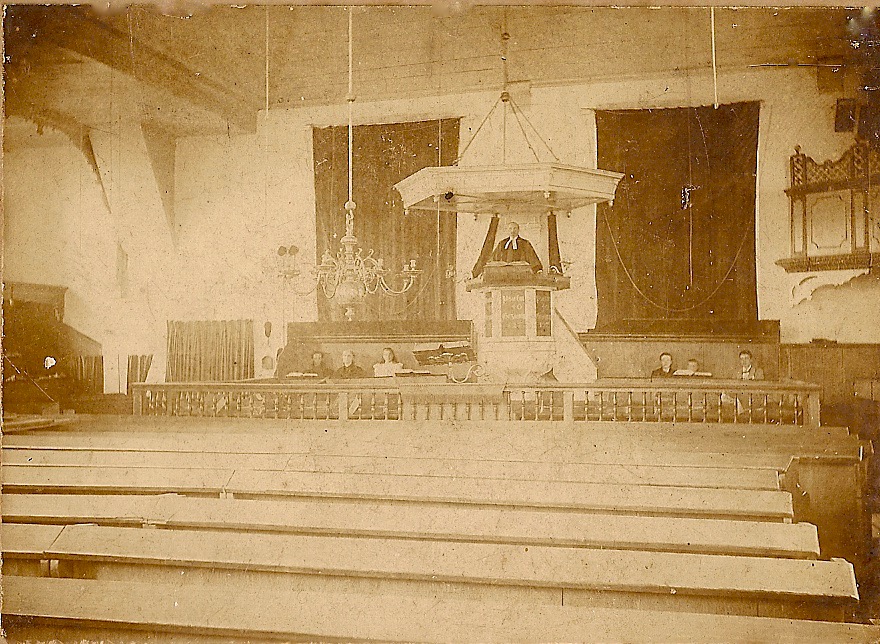Church Axel, from left to right: Marie-Katz-Geesink, Hugenhz-Cramer; Frida Katz; Co, Henk, Karel Fredrik Katz and JBT on pulpit.