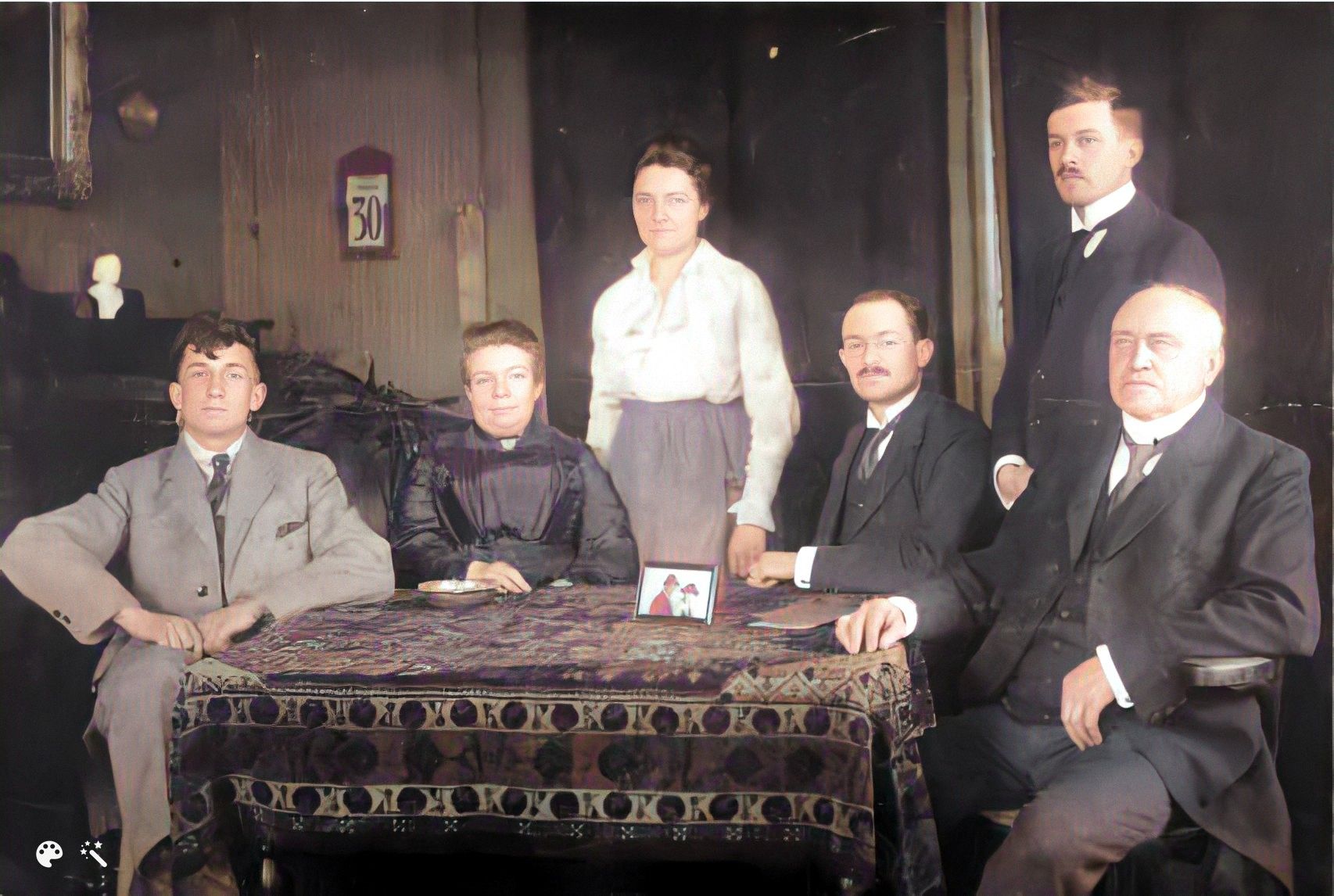 family picture; left to right Wim (1902-1969), Mathilde Hugenholtz-Geesink, Gemma Hugenholtz (1891-1960), Han (1888-1973), Gerrit (1889-1969), JBTh (1859-1922). Probably shortly after the death of CAJ Hugenholtz (1893-1917).