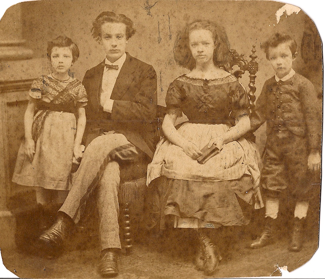 The Geesink off spring around 1870; left to right Mathilde Hugenholtz-Geesink (1865-1942), Willem Geesink (1854-1929), Maria (1857-1935) and Coenraad (1863-1917).