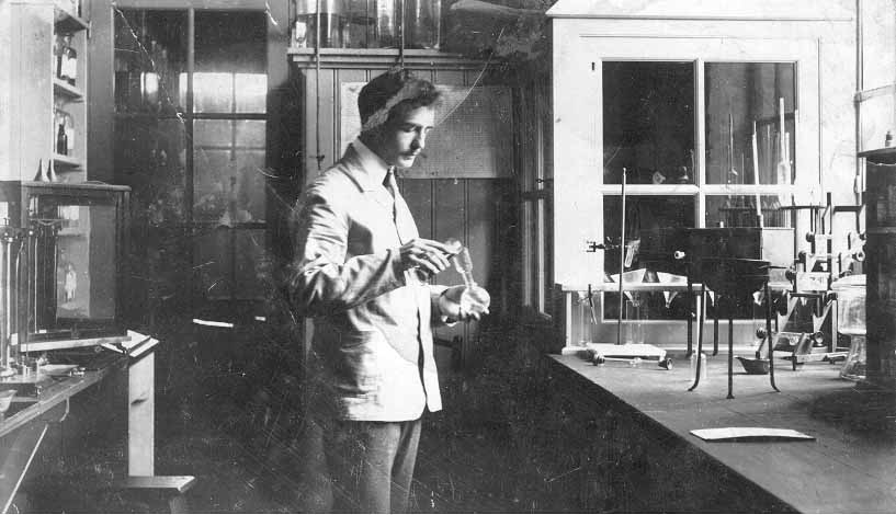 CAJ Hugenholtz (1893-1917), chemist, who died young because of an accident in Rotterdam.