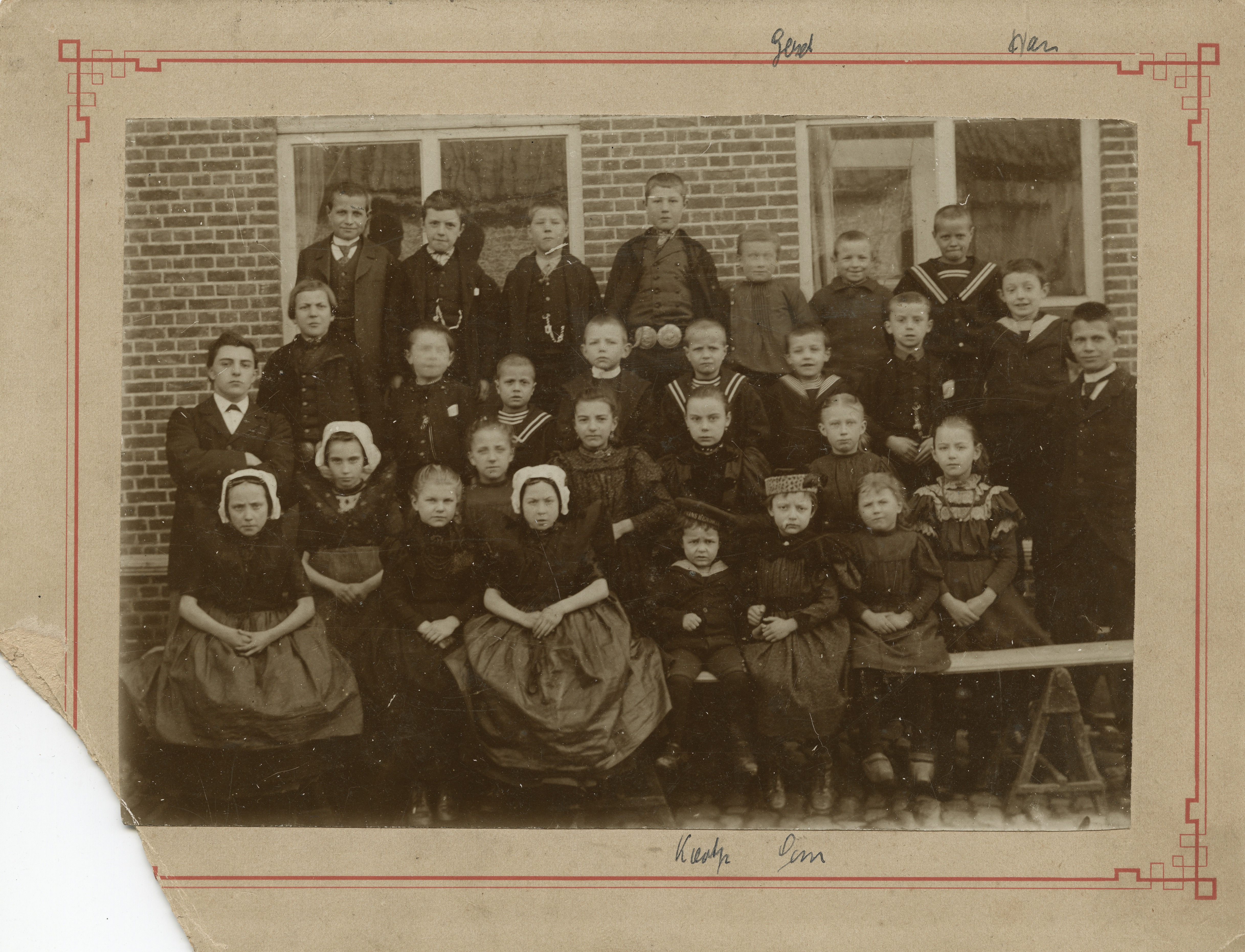 Primary school in Axel, ca 1900.
In the bottom edge is written: Cootje = Co Hugenholtz (1893-1917); Gem = Gemma Hugenholtz (1891-1960). On the top edge is written: Gerard = Gerhard Hugenholtz (1889-1969) and Han = Han Hugenholtz (1888-1973). The teacher on the left is Francois Cornelis Zonnevijlle (1877-1956).