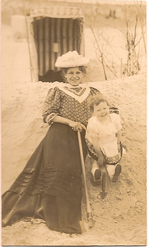 Gretchen Lehmkuhl und Tochter Rose auf der deutschen Insel Wangerooge 1907.
