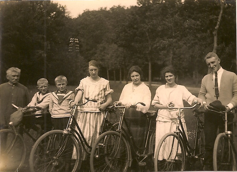 Mit Freunden auf Fahrrädern von Bremen nach Bad Zwischenahn in 1925.