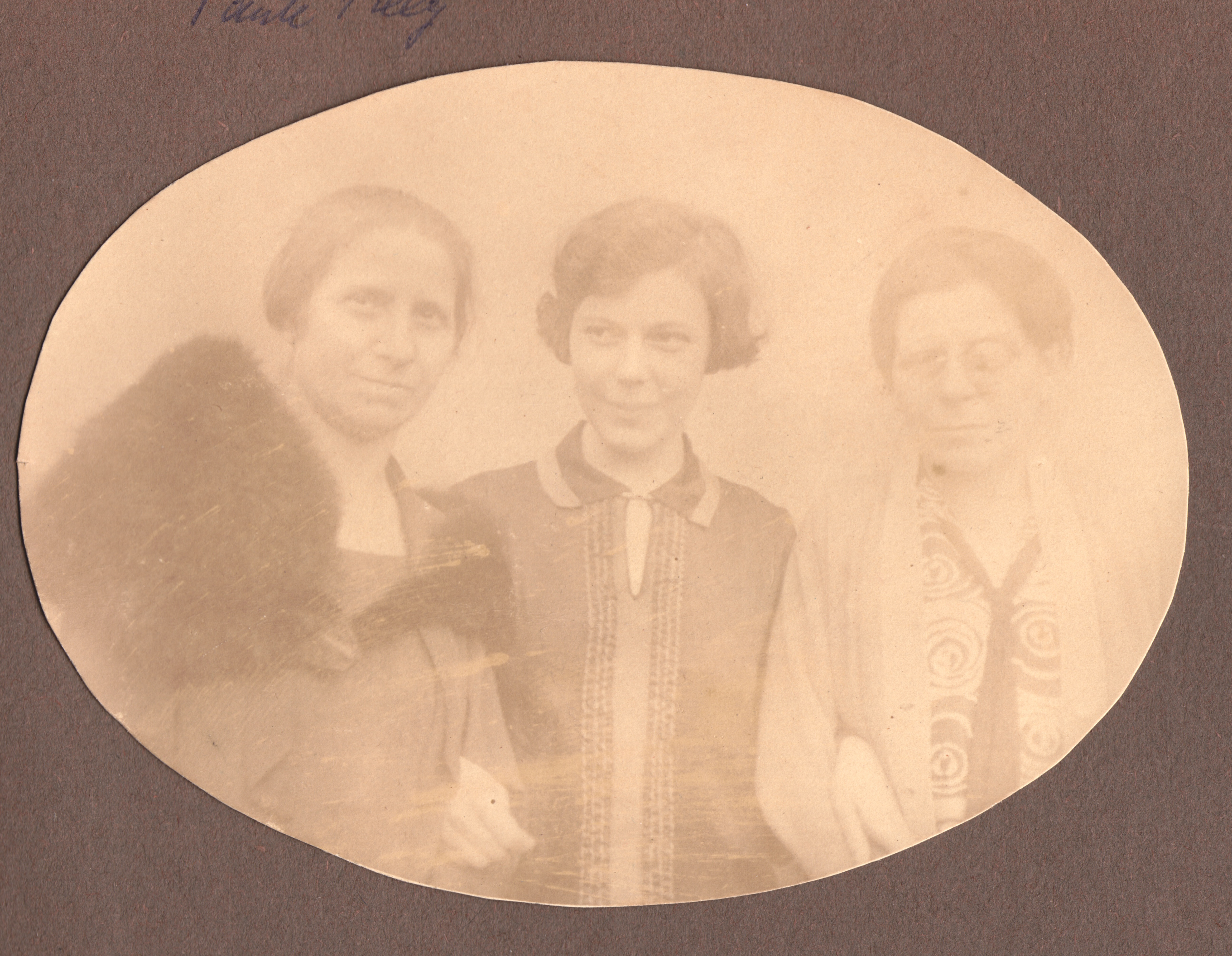 Winter 1926: Oma Rose Hugenholtz-Lehmkuhl (Mitte mit ihrer Tante Mathilde Heger-Leeuwarden (l) und Mutter Gretchen (r).