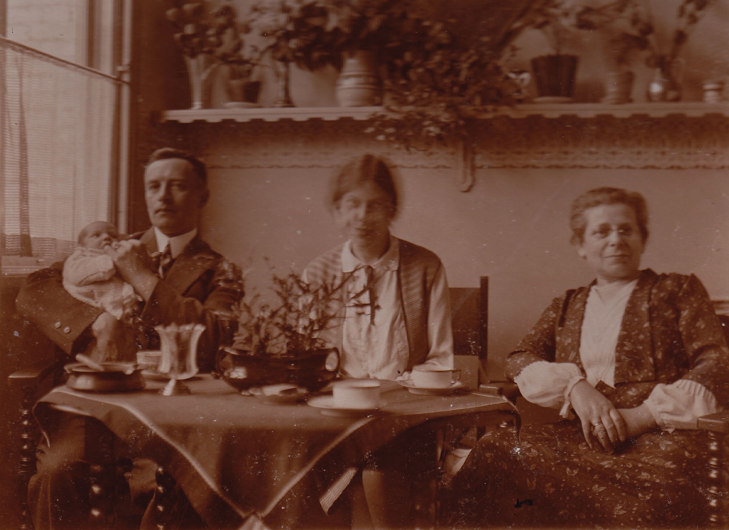Delmenhorst, 1932. Von links nach rechts: mein Vater Hans Hugenholtz (1932), Großvater Gerhard Hugenholtz (1889-1969), Großmutter Rose Hugenholtz-Lehmkuhl (1905-1992), meine Urgroßmutter Gretchen Lehmkuhl-Leeuwarden (1877-1952).