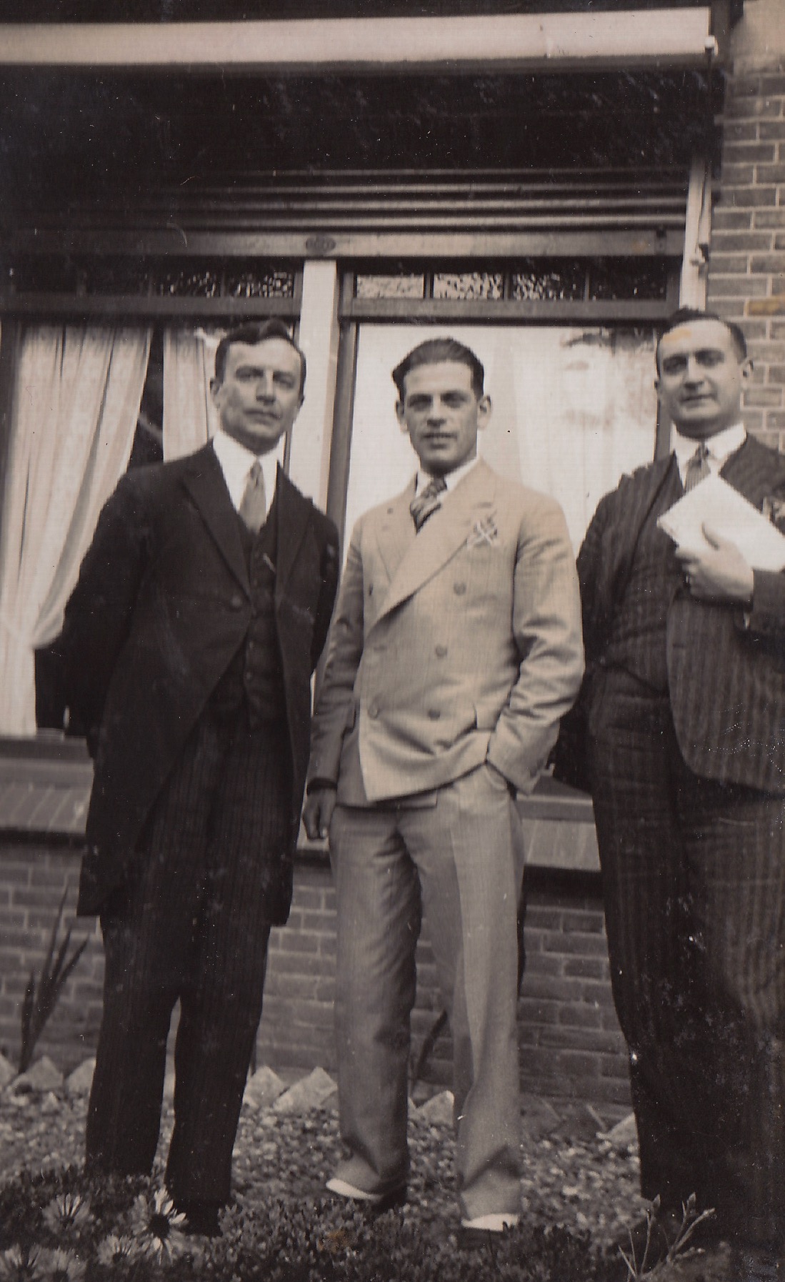 1935: von links nach rechts: Großvater Gerhard Hugenholtz (1889-1969); sein Schwager Hans Lehmkuhl (1908-1992) und sein Bruder Willem (Wim) Hugenholtz (1902-1969).