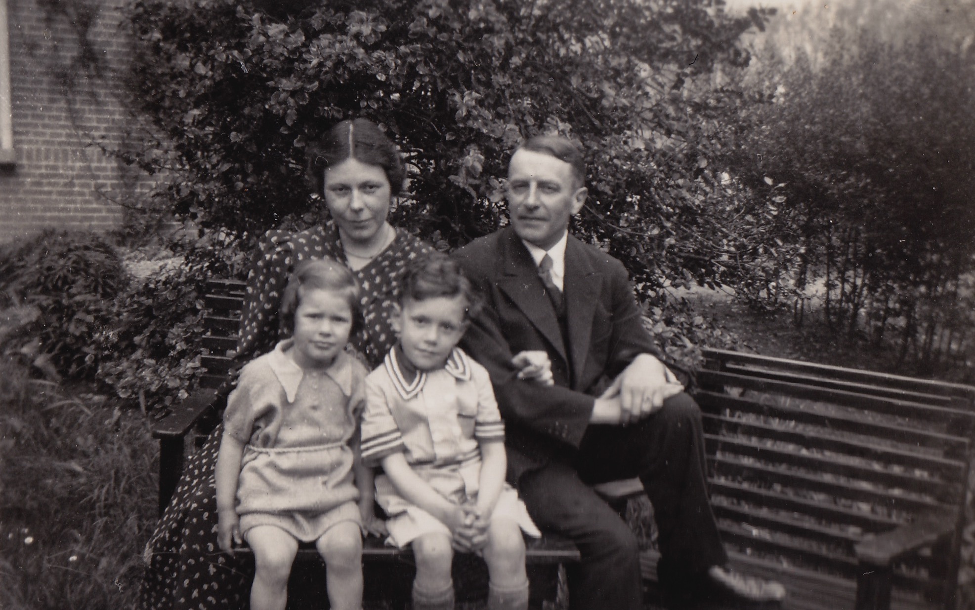 1937: Opa und Oma Hugenholtz-Lehmkuhl mit ihren Kindern Margreth und Hans.