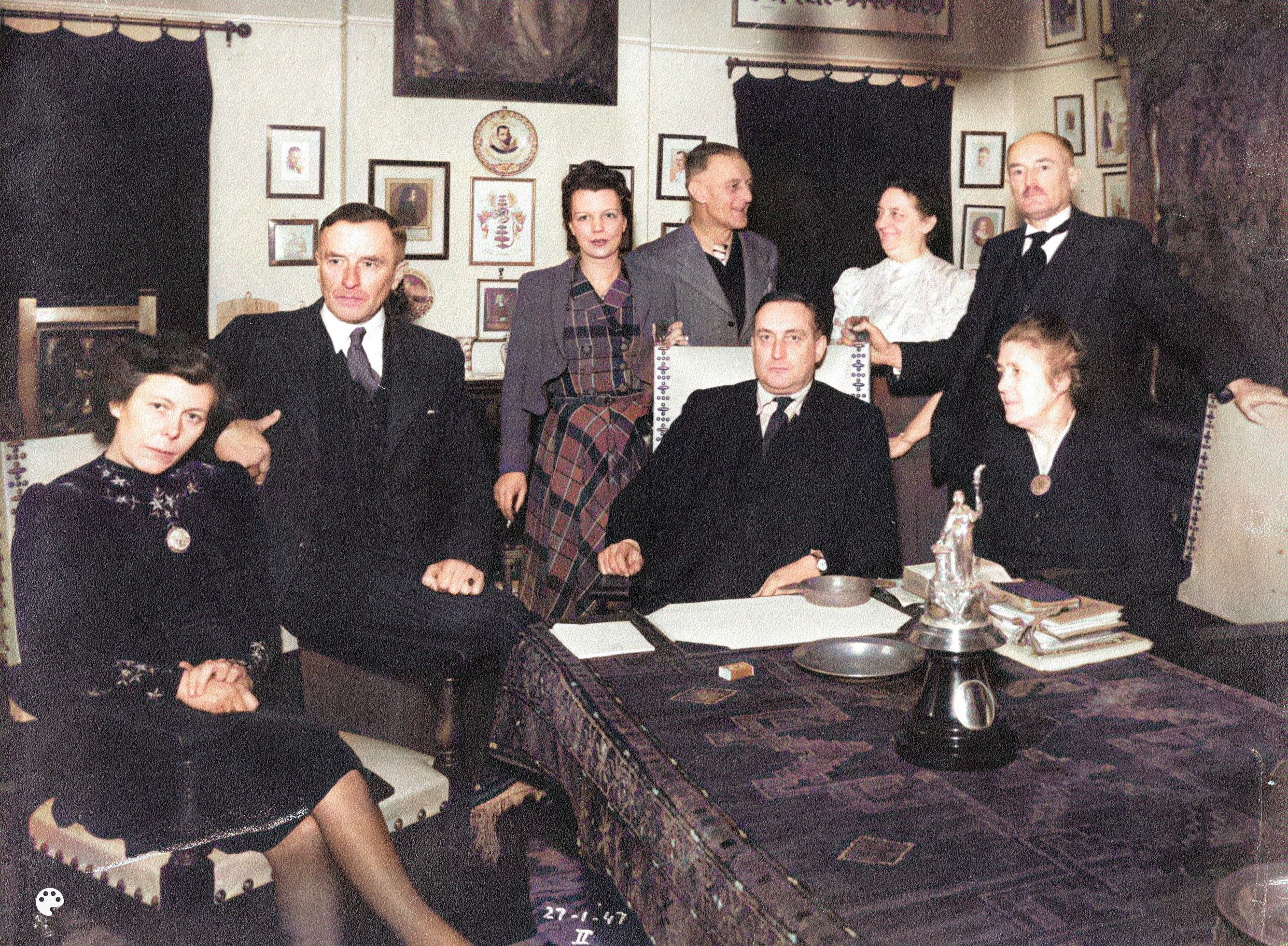 1947: kleine familien treffen bei Onkel Wim; Rapenburg, Leiden. vlnr: oma Rose Hugenholtz-Lehmkuhl (1905-1992); opa Gerhard Hugenholtz (1889-1969), Netty, die freundin von oom Henk, Henk Hugenholtz (1895-1956), Wim Hugenholtz (1902-1969), Gemma Hugenholtz (1891-1960); Ester Hugenholtz-Pouwelsen (1887-1970), Han Hugenholtz (1888-1973).