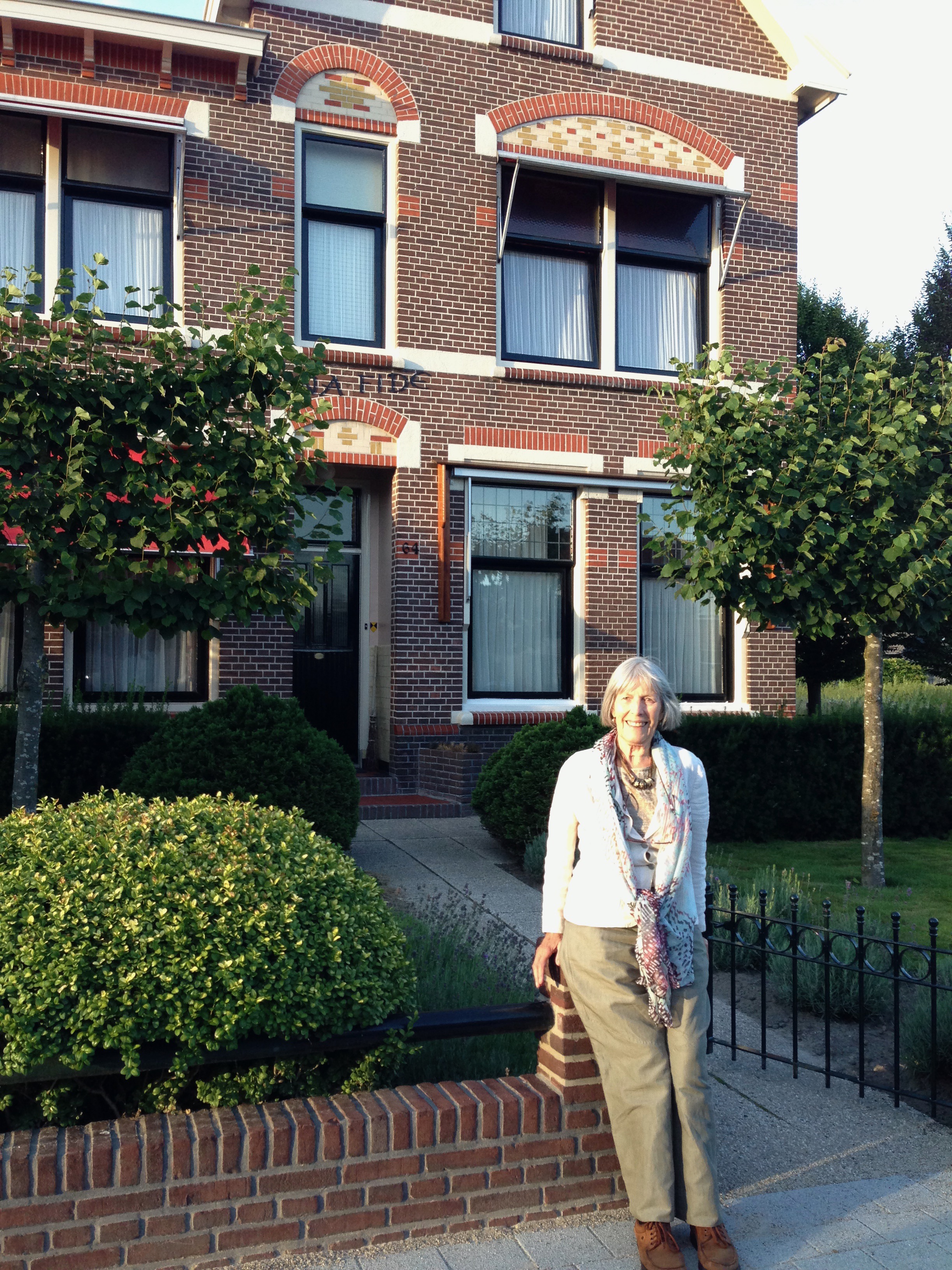 2013: Tante Margreth Steenbeek-Hugenholtz vor dem Pfarrhaus in Nijkerkerveen.
