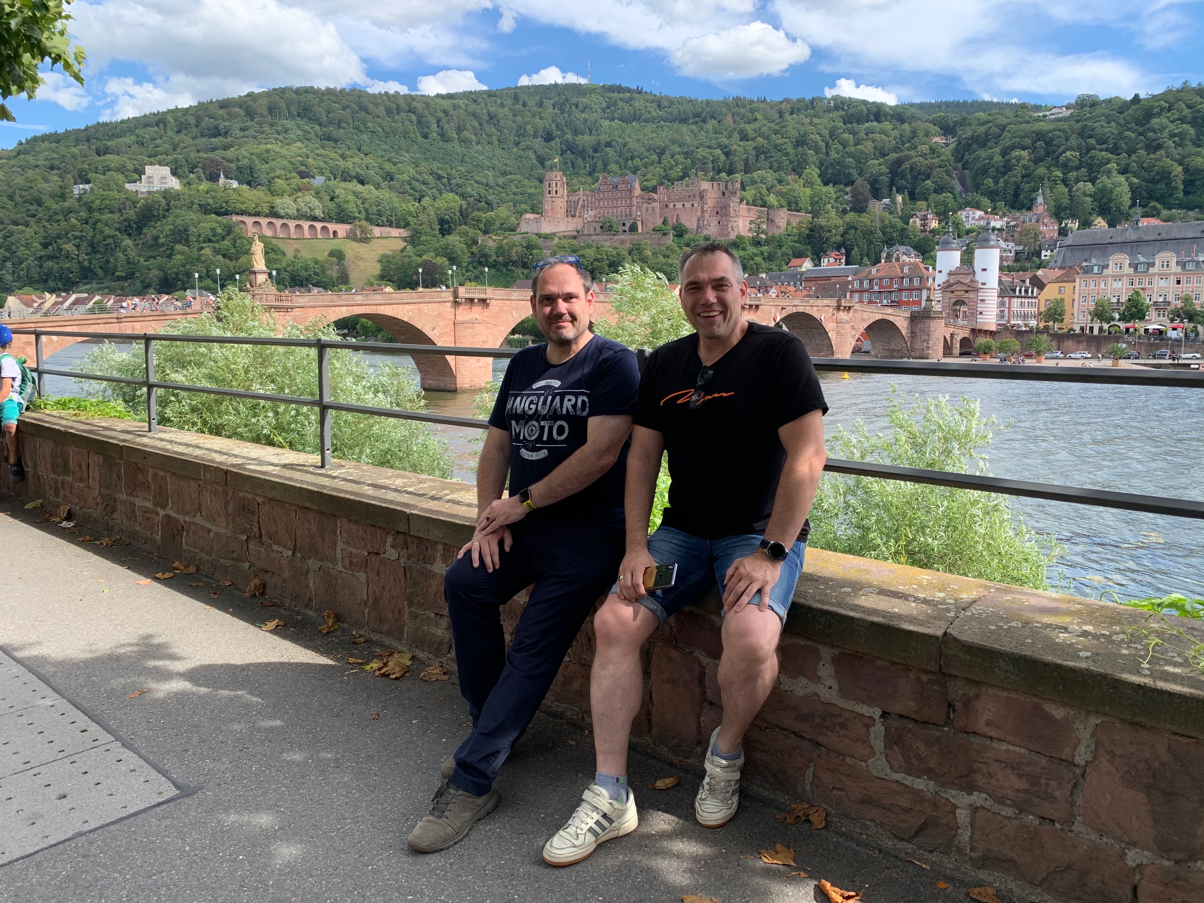 Mit meinem Bruder Bram Hugenholtz (geb. 1972) in Heidelberg genau dort, wo in 1964 das Foto meiner Großeltern aufgenommen wurde.