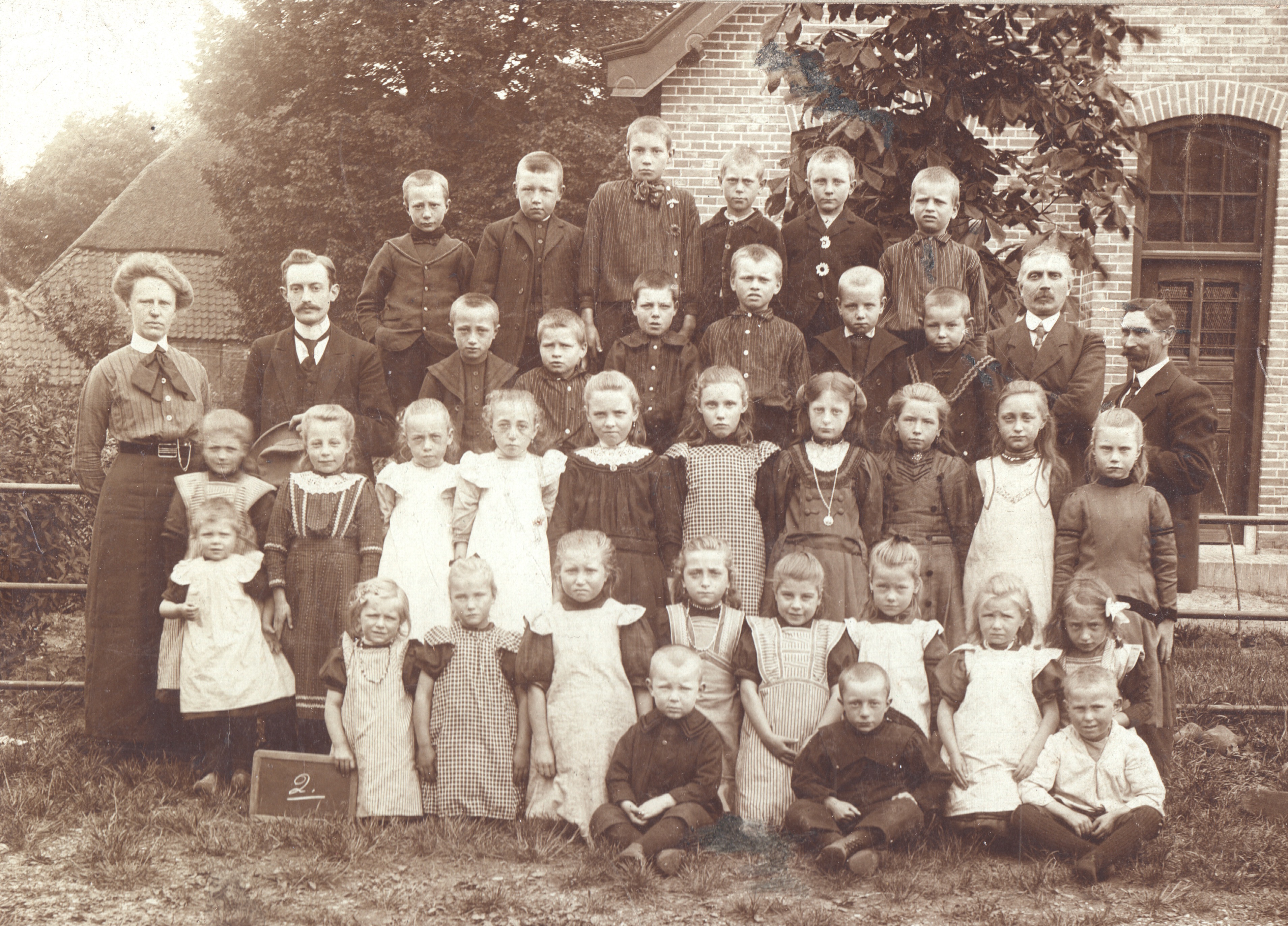 Lager school in Vledder 1915. Oom Han aan de linkerzijde naast de juf.