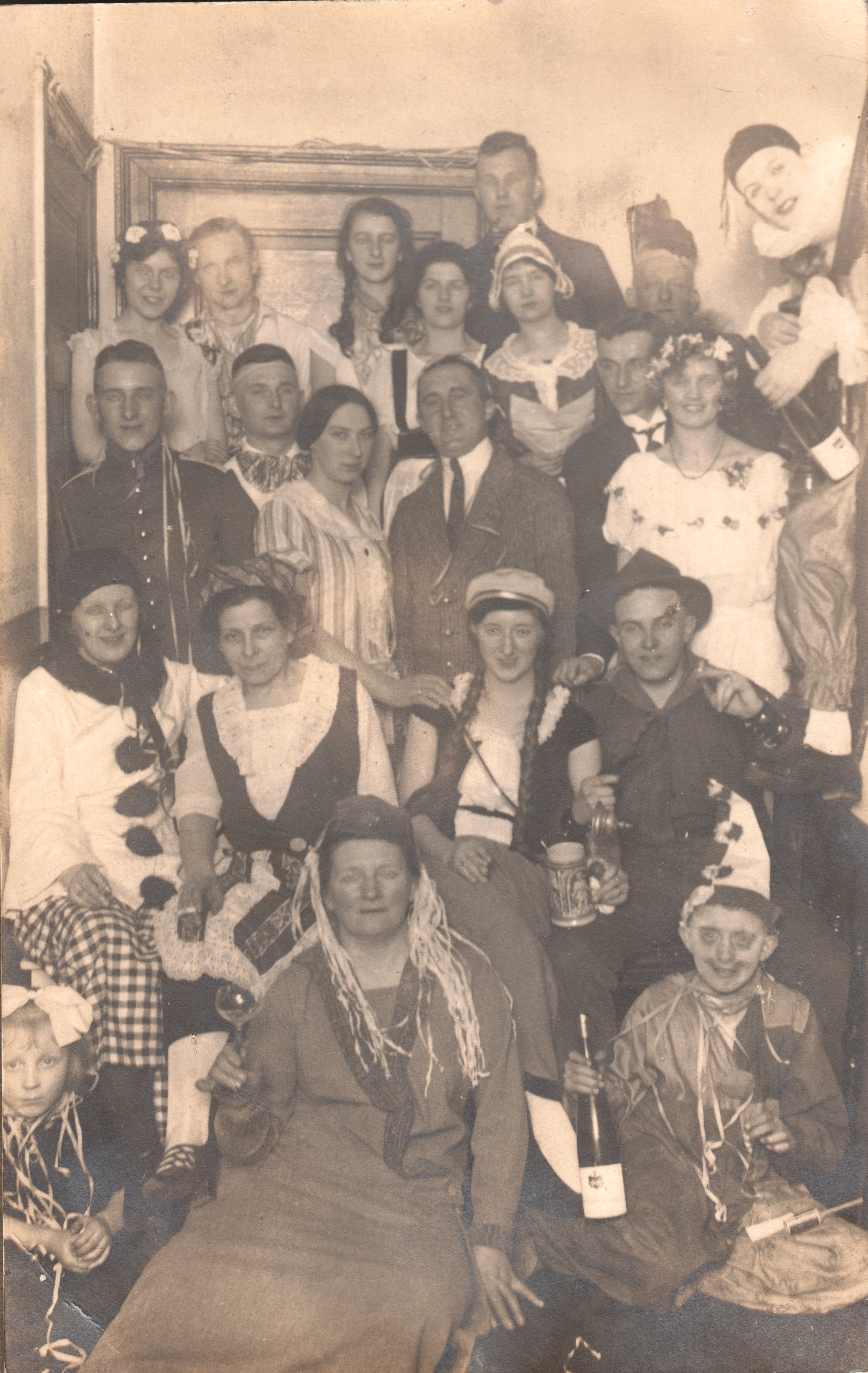 Kostume party 1925: behind on the left: oma Rose Hugenholtz-Lehmkuhl; 2e row, 2e from left: Gretchen Lehmkuhl-Leeuwarden