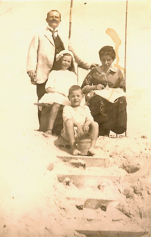 Lehmkuhl-Leeuwarden family in Wangerooge, 1913.