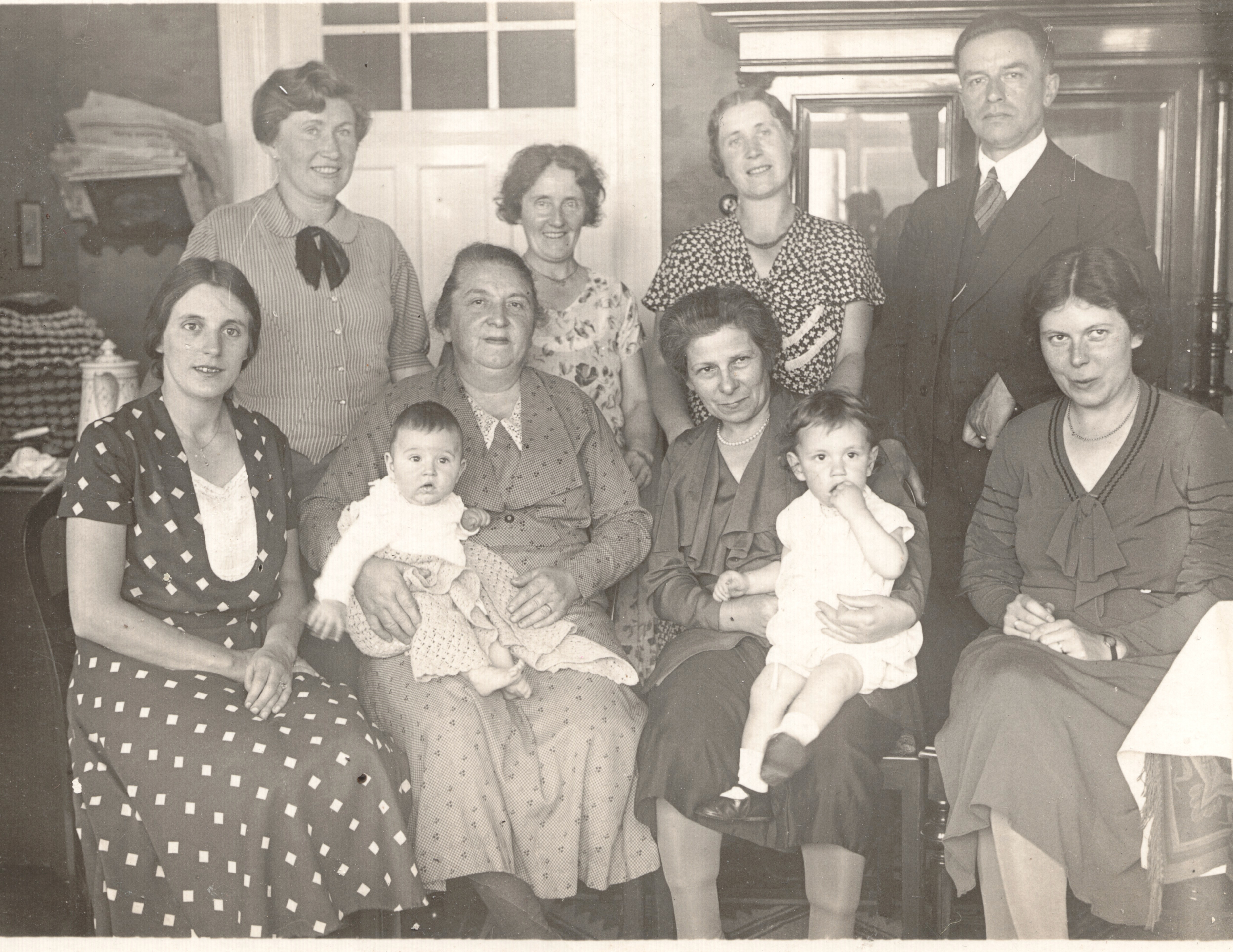 The young family of my grandparents (my father Hans Hugenholtz b.1932 is the baby on the right, sitting on the lap of his grandmother Gretchen). The woman left on the second row is Lenie Vollers, friend of my grandmother Rose. First row left to right: daughter of frau Kanziora, baby Kanziora, Frau Kanziora, who also lived in Kornstrasse 70, Bremen, my great grandmother Gretchen with my father Hans Hugenholtz (1932-2018) on her lap. Picture taken in Bremen, 1933