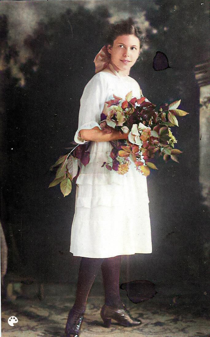 In 1920 heeft een Engelse fotograaf deze foto van oma Rose-Hugenholtz-Lehmkuhl gemaakt, omdat hij vanuit haar ouderlijk huis foto's mocht maken van de begrafenis van de moeder van Conrad Adenauer. Ik denk dat dit de jurk is, die oma als bruidsmeisje droeg, tijdens de bruilof van haar 3 neven Levy (ingekleurde foto}