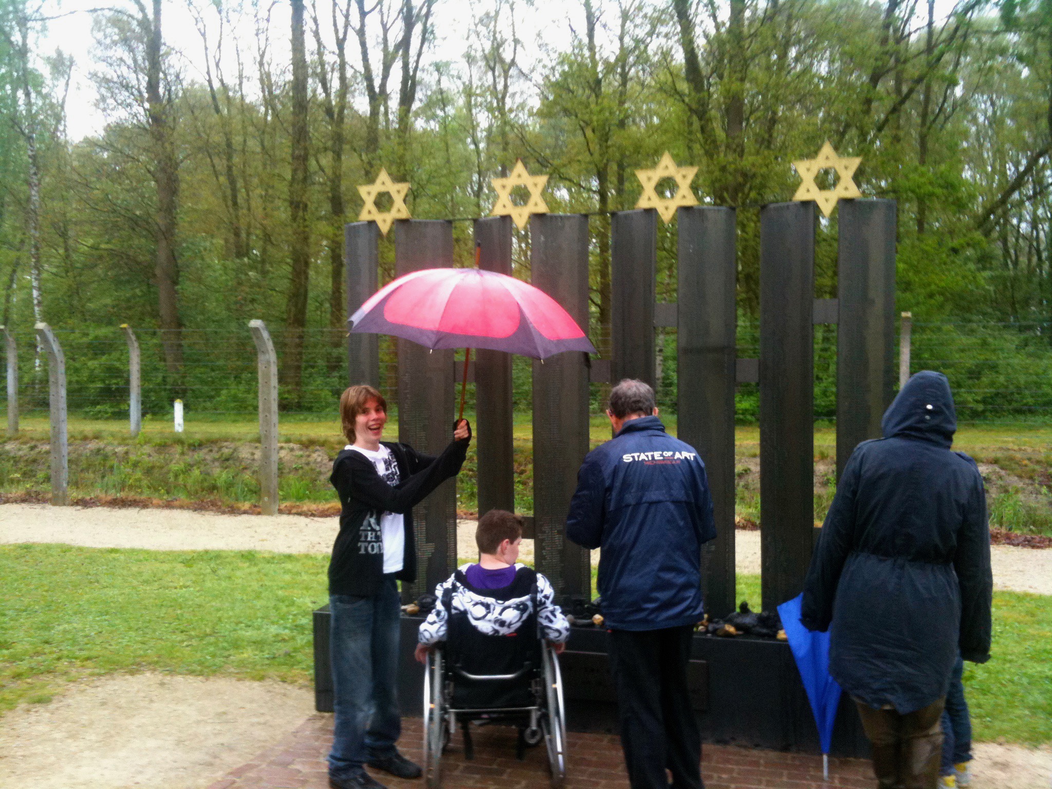 Bezoek met mijn vader Hans Hugenholtz (1932) en mijn zoons Alexander en Christiaan aan het monument in Vught voor het kindertransport van 6 en 7 juni 1943 naar Sobibor.