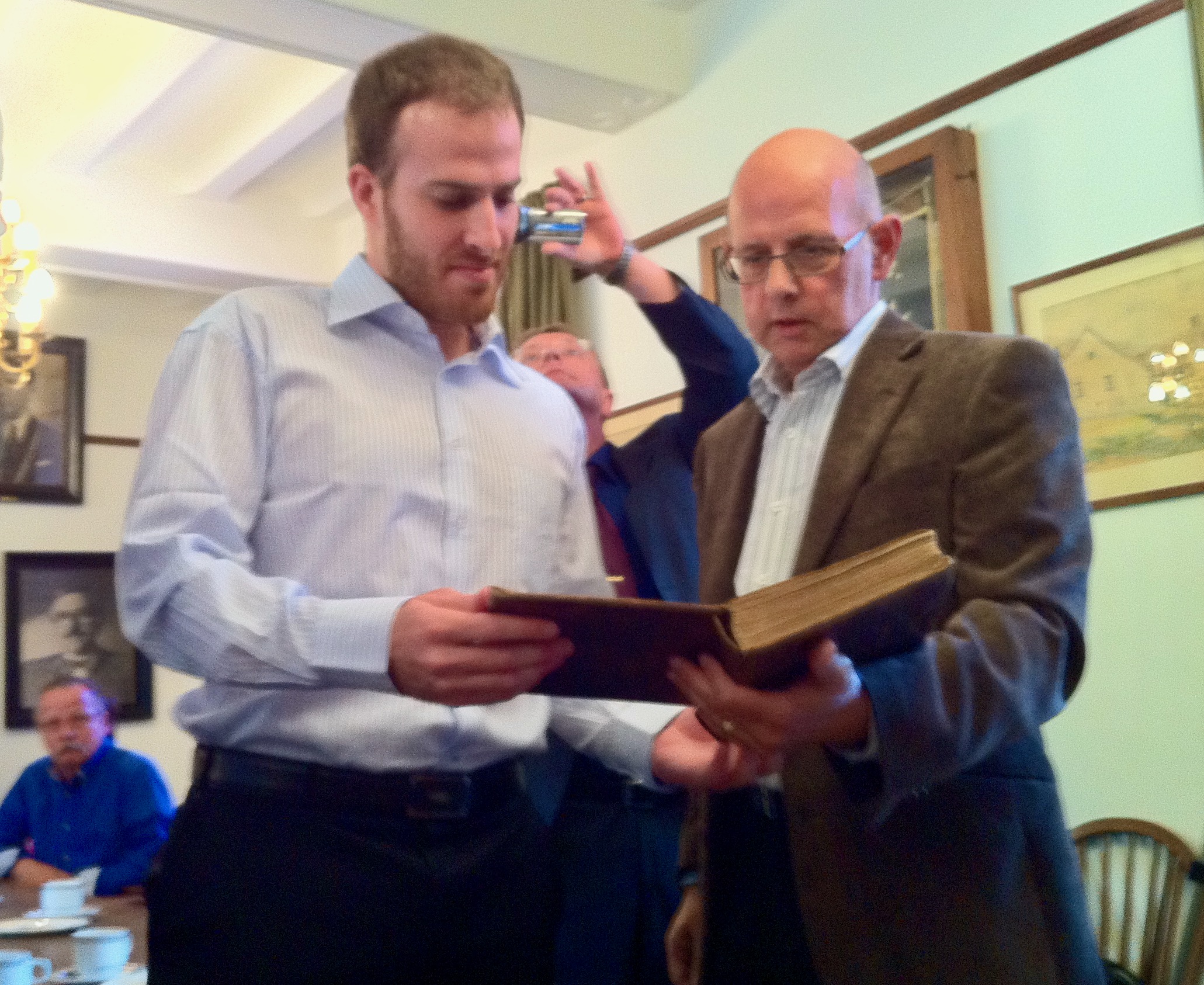 Eygelshoven 2011: Overhandiging van het gebedenboek van Erwin Levy aan Yoav Orion, achterkleinzoon van Richard Levy, oudere broer van Erwin Levy in Eygelshoven (bij Kerkrade)