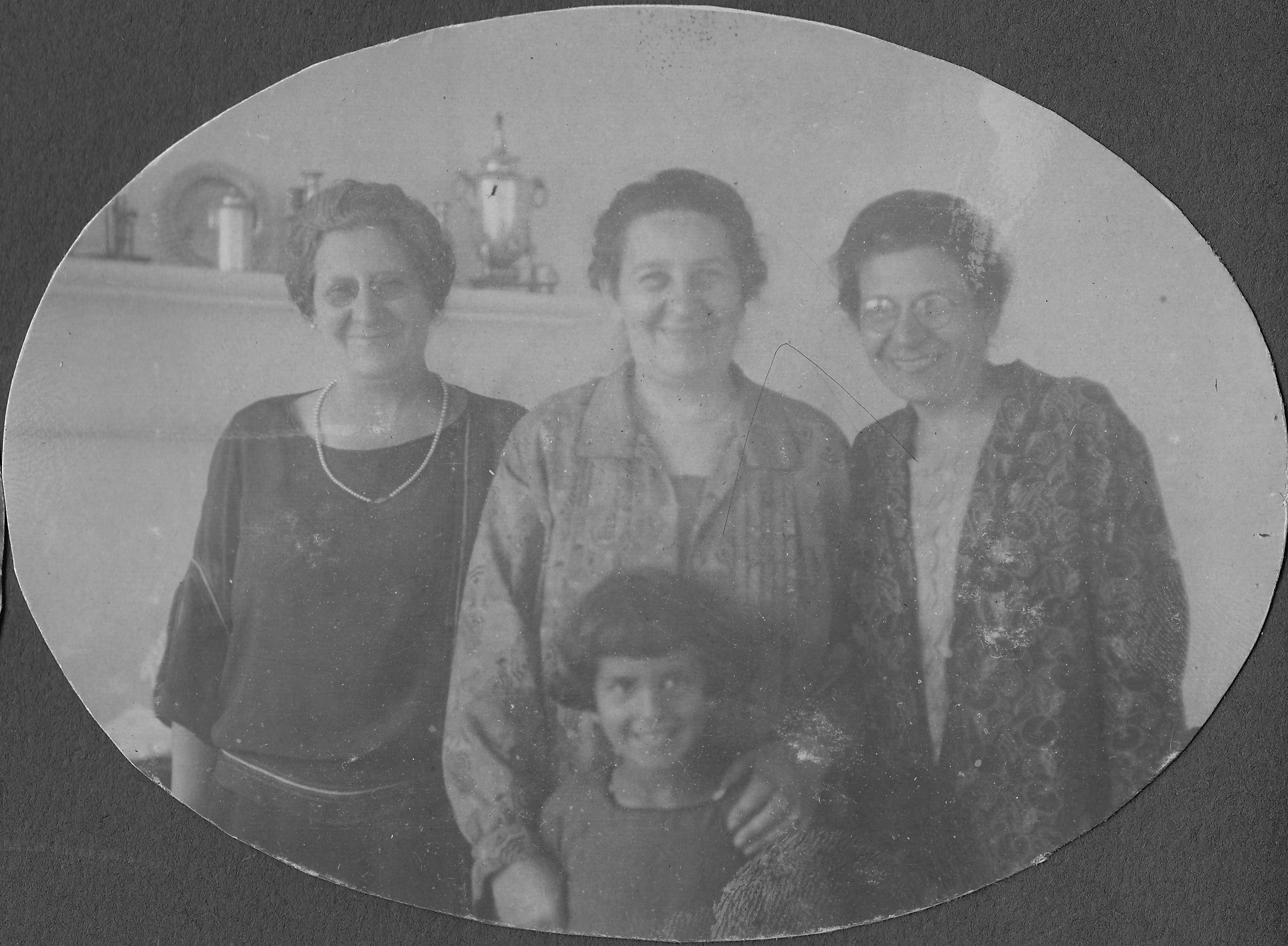 Clara, Röschen en Gretchen en Miriam Levy (front) in Wangerooge.