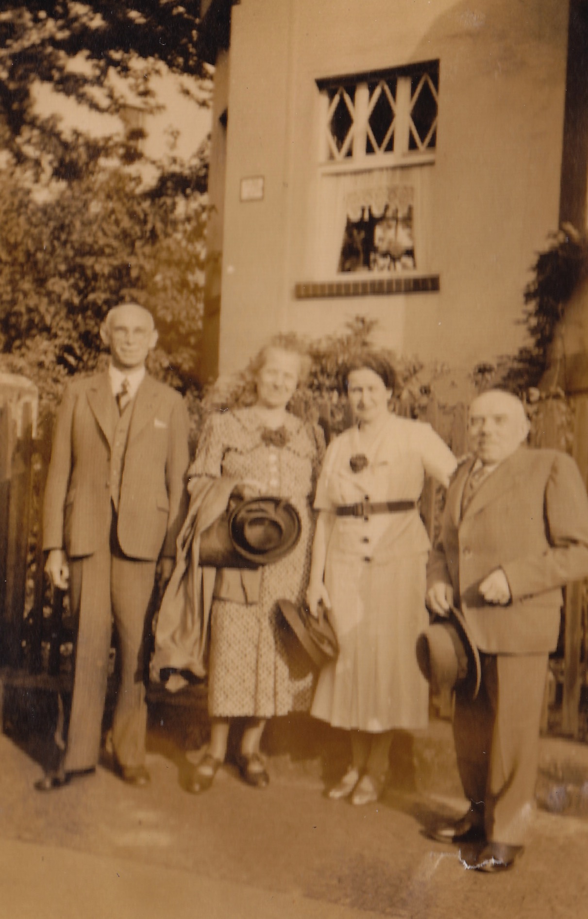 Family reunion with her sister and brother in law, probably around 1938: left to right: Nathan Heger, Mathilde Heger-Leeuwarden, Rudolf Willig, Henny Willig Leeuwarden.