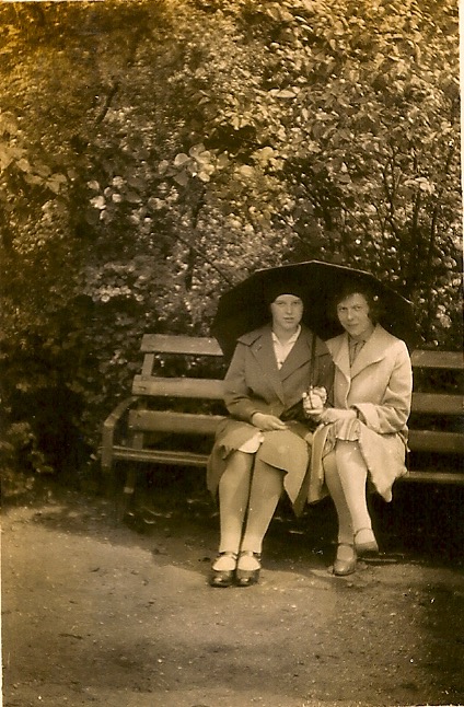 Rose Leoni-Willig (1911-1994) and my grandmother Rose Hugenholtz-Lehmkuhl (1905-1992).