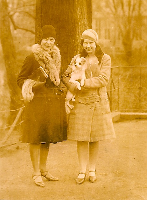 My grandmother Rose Hugenholtz-Lehmkuhl (1905-1992) and her cousin Rose Leoni-Willig (1911-1994) and in a parc in Cologne (Germany) around 1926. They were called Rose I and Rose II.