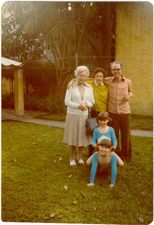 My grandmother Rose Hugenholtz-Lehmkuhl, Rose Willig-Leoni (1911-1994), Albrecht Leoni (1912-1996) visited Brazil in the summer of 1978. On this picture with Tante Rose, Onkel Albrecht and two granddaughters (Children of Anita).