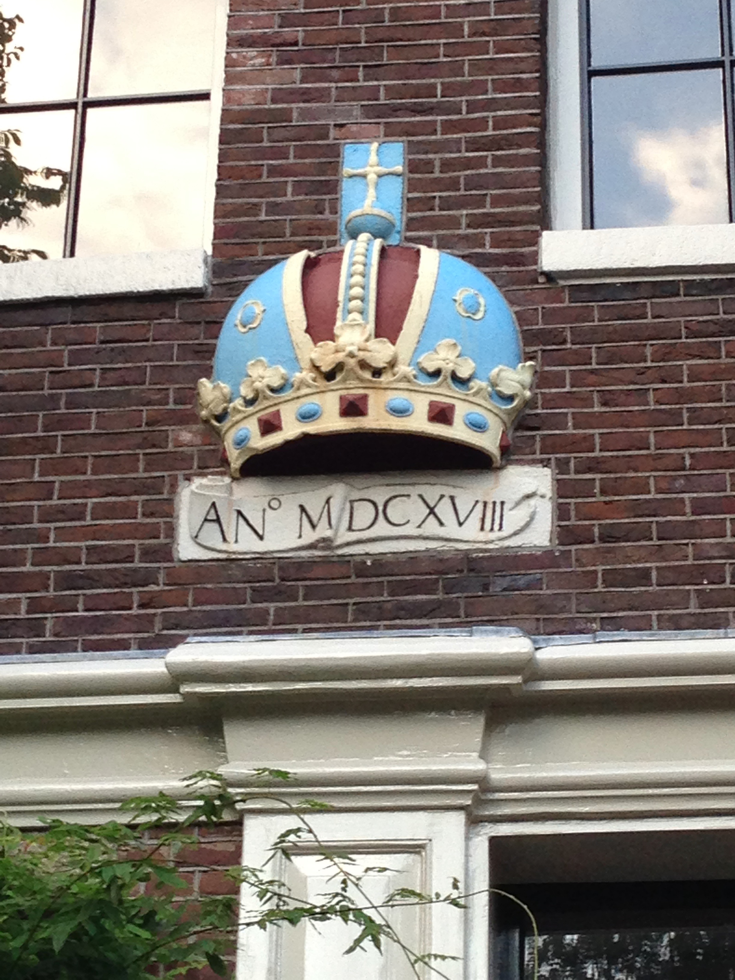 Gevelsteen “ De Keizerskroon” Brouwersgracht 114-118 in Amsterdam. Foto 2014.