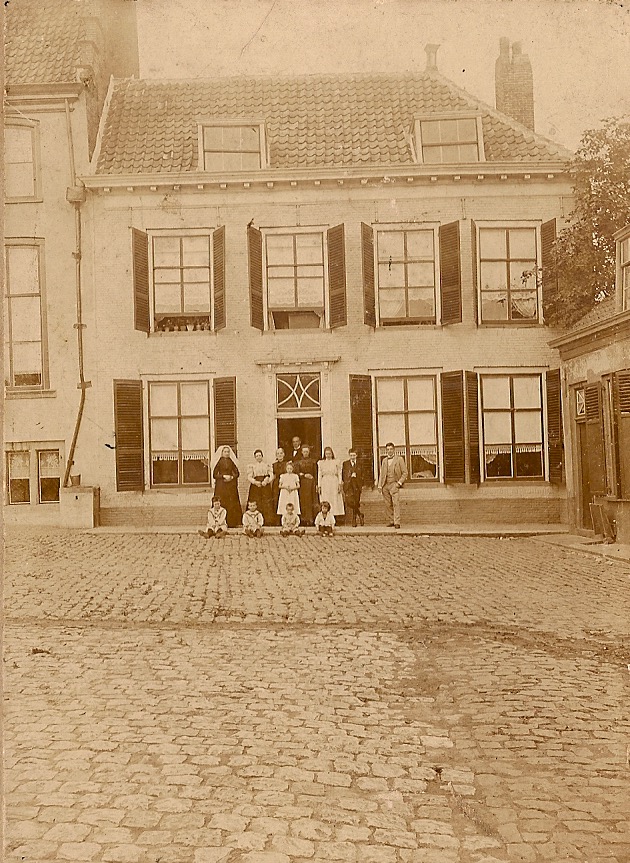 Voor de pastorie in Axel op 7 aug 1899; kleine familiereünie met gezin Marie Geesink-Katz (1857-1935).