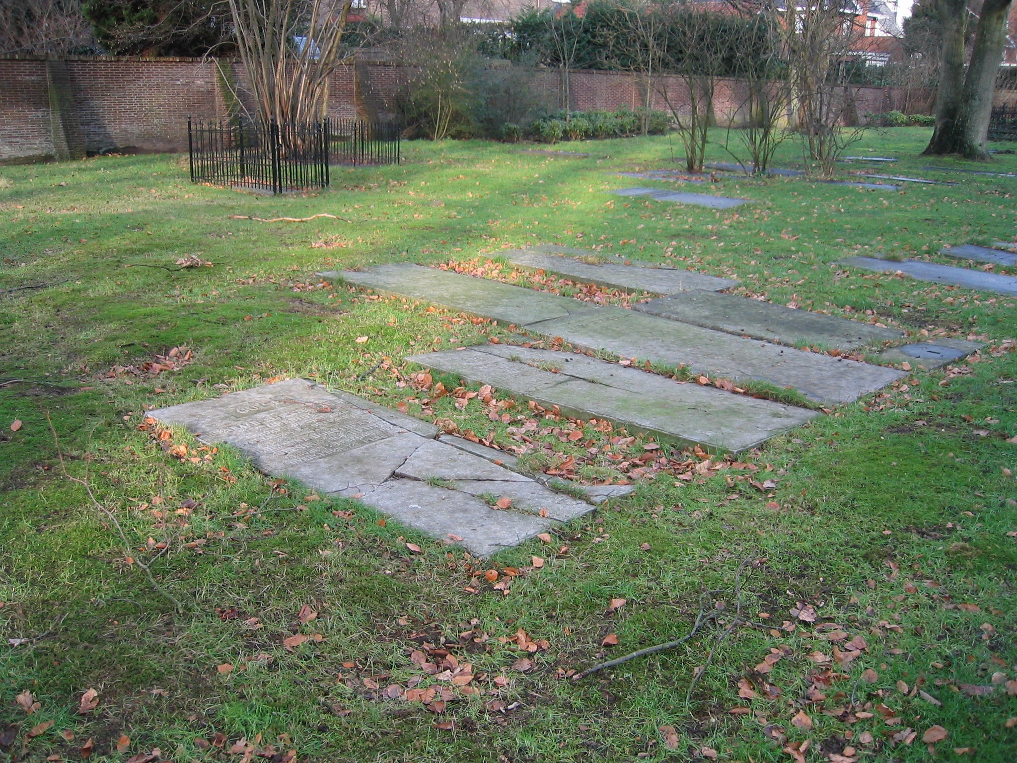 Tegenwoordig is dit kerkhof in Hilversum een monument. Op de voorgrond de familiegraven Geesink - Reuver - en Guise: 3 generaties voorouders