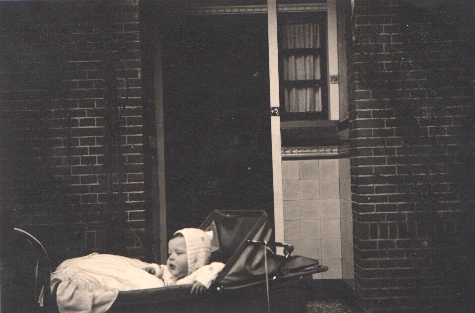 In de wandelwagen bij de pastorie in Klaaswaal.