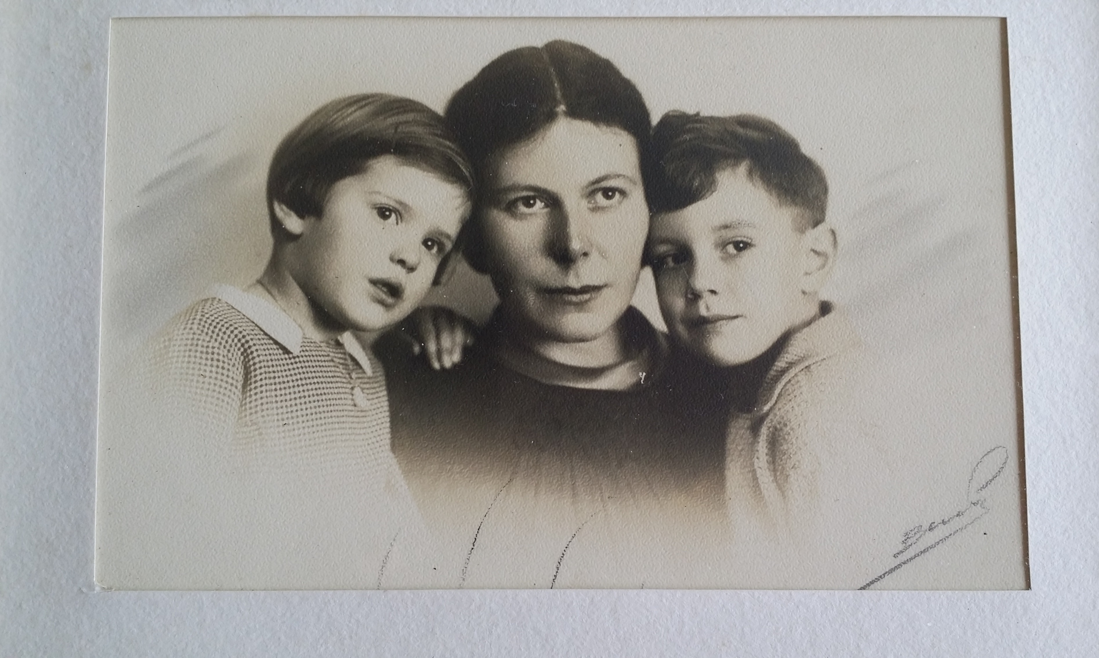 met zijn moeder en zus Margreth; omstreeks 1936