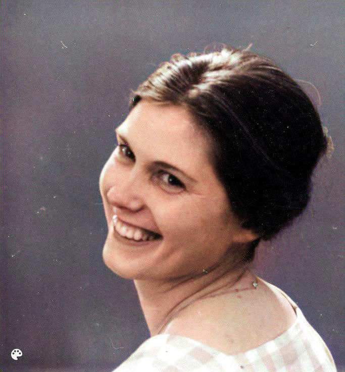 Foto van mijn moeder omstreeks 1958, tijdens de verlovingstijd.