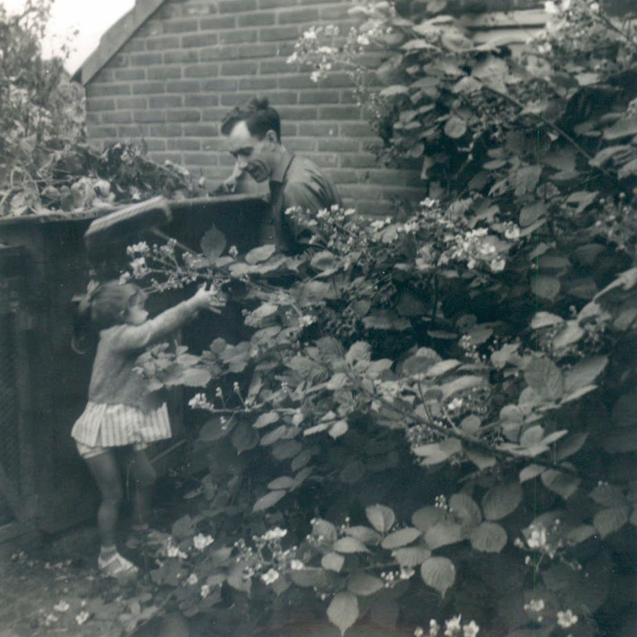 Mijn vader met nicht Rosita Steenbeek in Zeist.