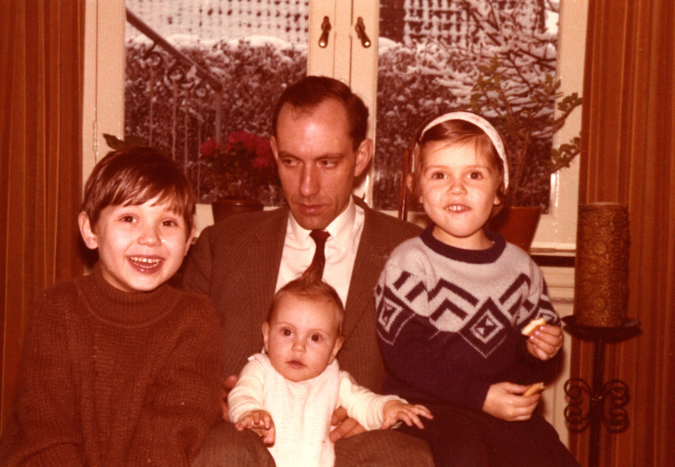 Spakenburg, 1968: met mijn vader en mijn zusjes.