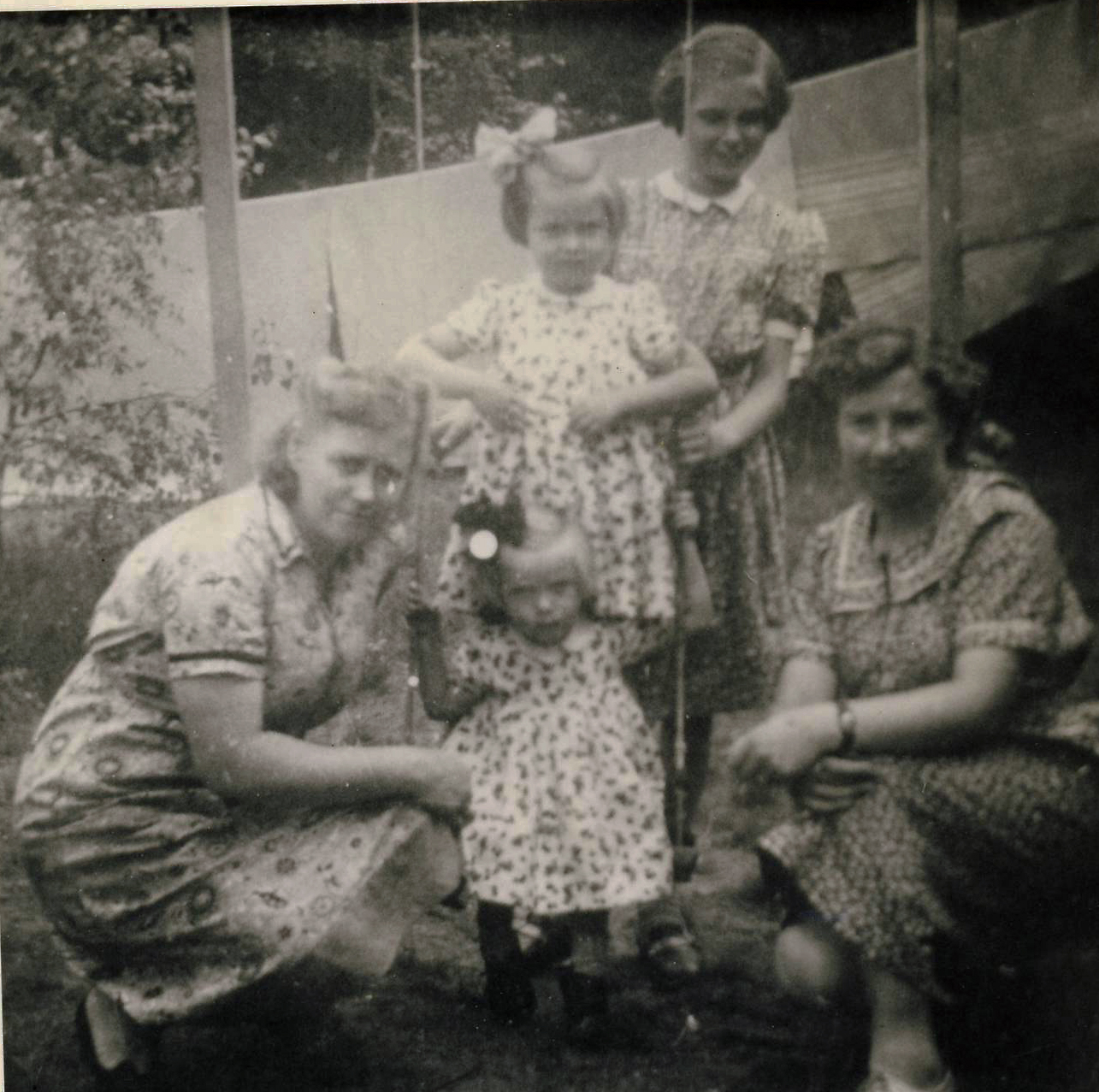 vlnr1. oma Geertje Kuijper (1914-1995) 2. Agnes (geb. 1947) 3. Tonny (geb. 1946). mijn moeder Geertje Hugenholtz-Kuijper (1938-1994) 5. tante Corrie (buurvrouw?)