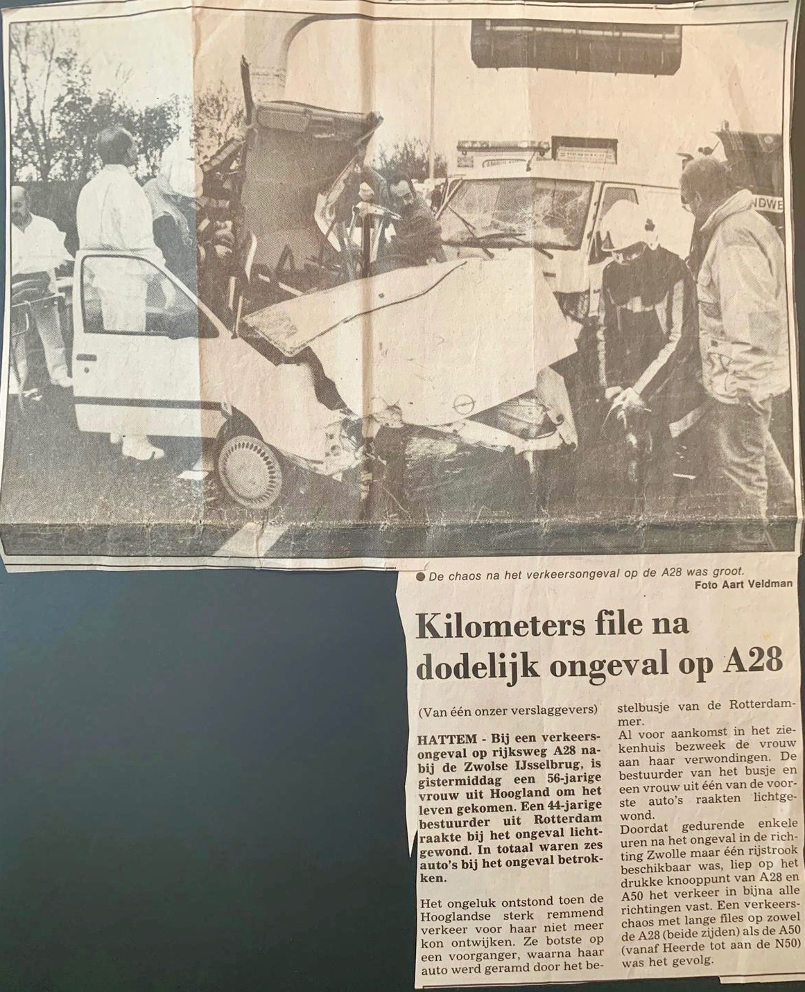 Krantenbericht over de kettingbotsing waarbij mijn moeder in 1994 betrokken was. De Opel die prominent is beeld staat, was de auto van mijn moeder.