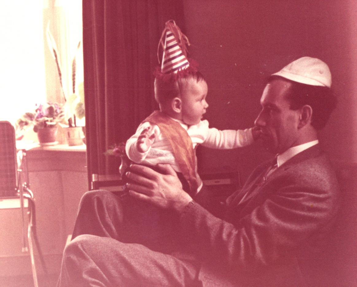 Koninginnedag 1965: Op schoot bij mijn vader in ons huis aan de Molenstraat 58 in Bunschoten.