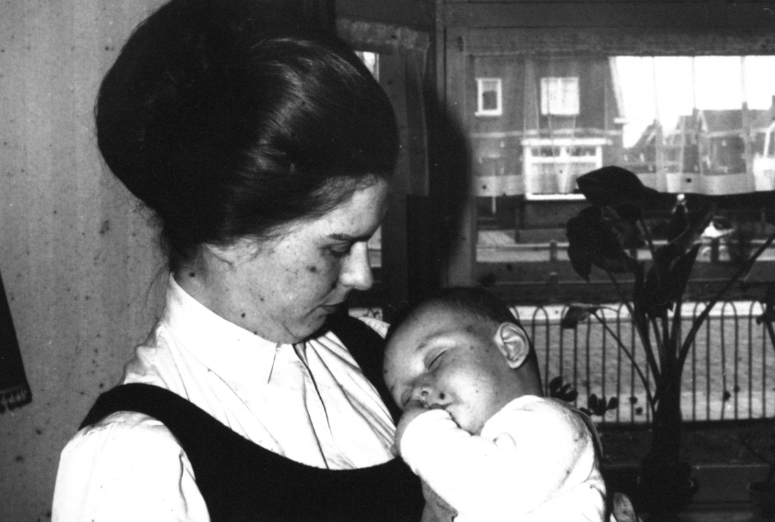 In slaap gevallen op de schouder van mijn moeder.