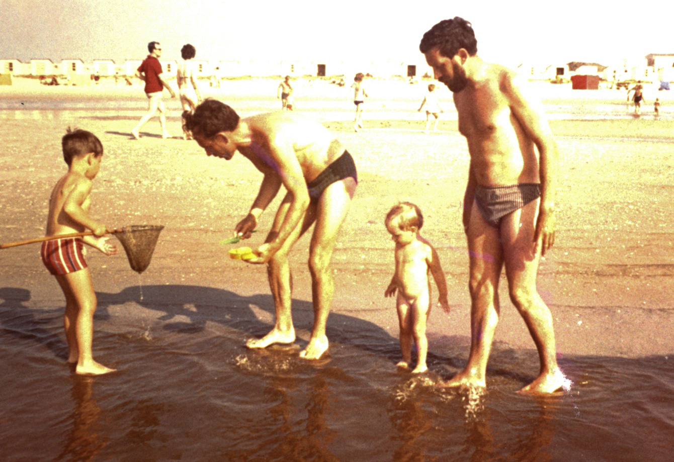 Vakantie op Texel, omstreeks 1970. vlnr: ik, mijn vader, Esther, oom Albert Hugenholtz (geb. 1937).