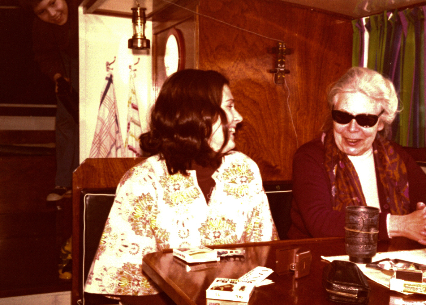 Mijn moeder Geertje Hugenholtz-Kuijper (1938-1994) en oma Hugenholtz-Lehmkuhl (1905-1992) aan boord van onze kruiser Miramar