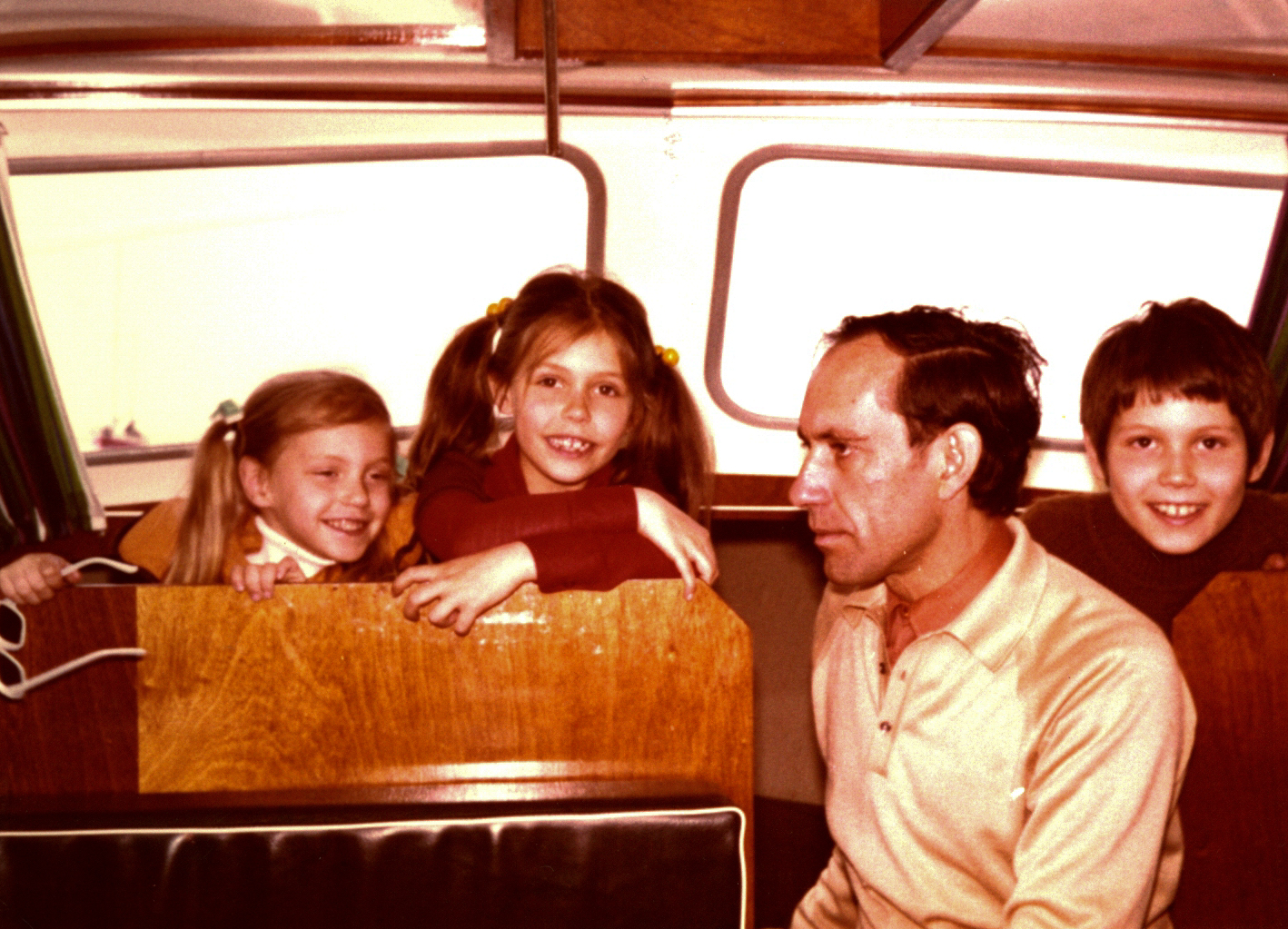 Zomervakantie 1973: met mijn vader en beide zusjes in het vooronder van onze eerste kruiser.