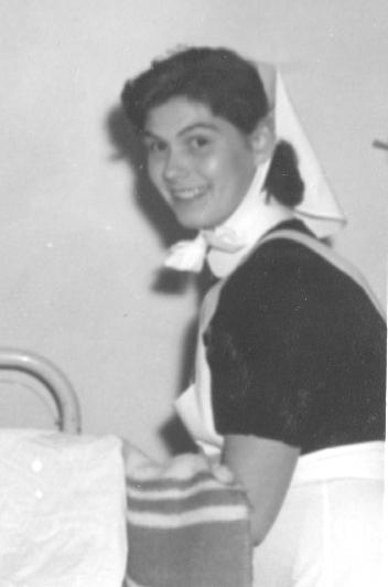 1956: mijn moeder aan het verplegen.