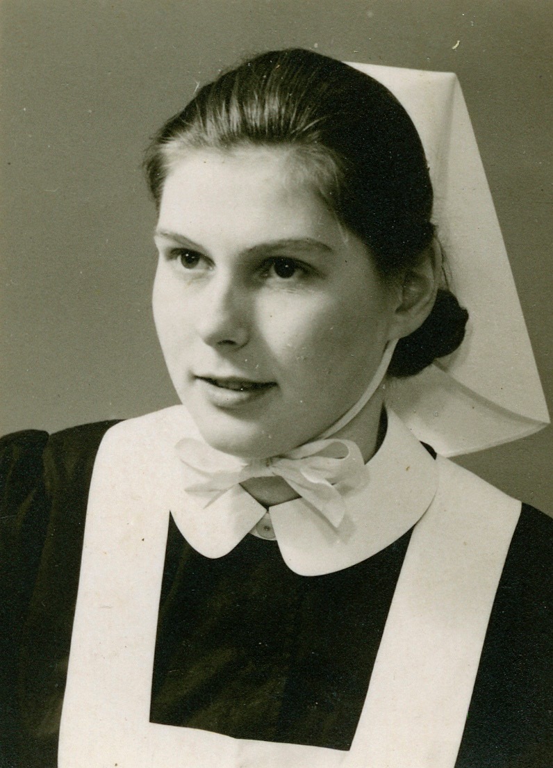 Mijn moeder tijdens haar opleiding tot verpleegkundige omstreeks 1956.