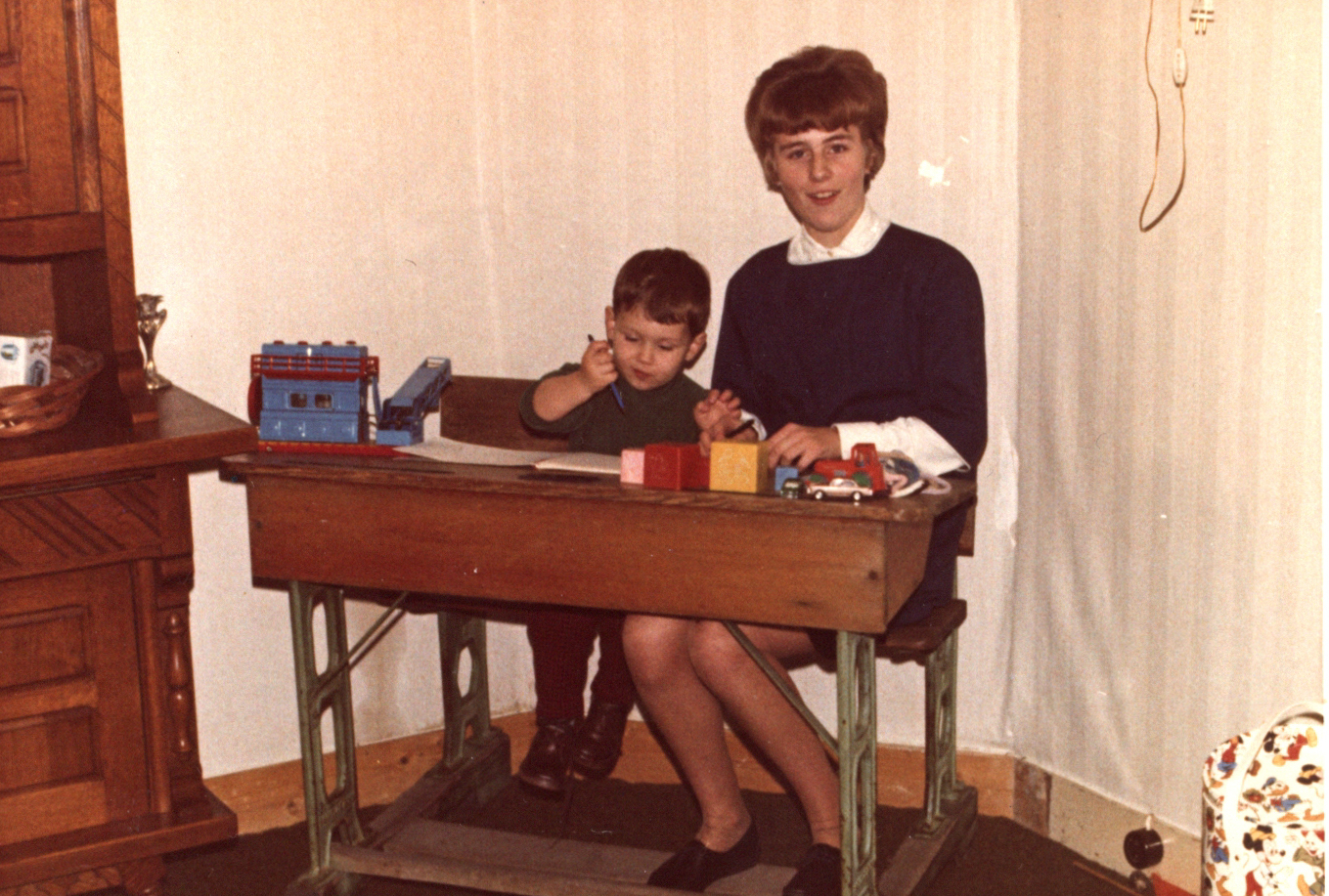 In de woonkamer samen met een van de hulpen in de huishouding (omstreeks 1968). Weet iemand wie dit is?