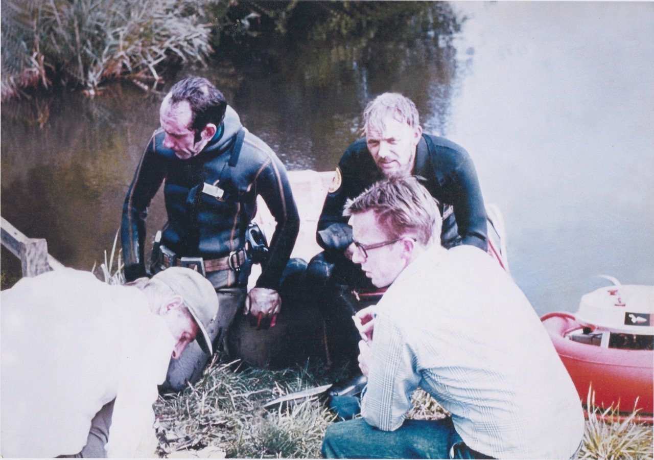 Duiken in de Walengracht bij Giethoorn naar restanten van Lokheed P38J Lightning van Frederick Grambo. Hij stortte op 29 februari 1944 neer na een missie in Duitsland. voorgrond Gerrit Zwanenburg (L), hoofd bergingsdienst luchtmacht, Teun Mur. achtergrond: Hans Hugenholtz (L) en Rint Massier (R)