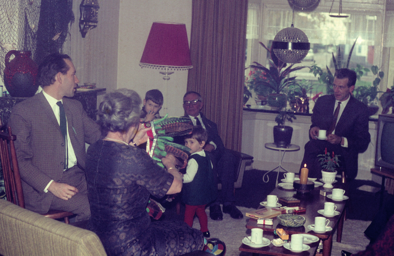 Verjaardag 1967 in ons huis aan de Molenstraat 58 in Bunschoten: met mijn vader, zus Margreeth, opa Gerhard Hugenholtz (1889-1969) en oma Rose Hugenholtz-Lehmkuhl (1905-1992). Joop van Rossum (Molenstraat 60), onze buurman rechts op de foto.