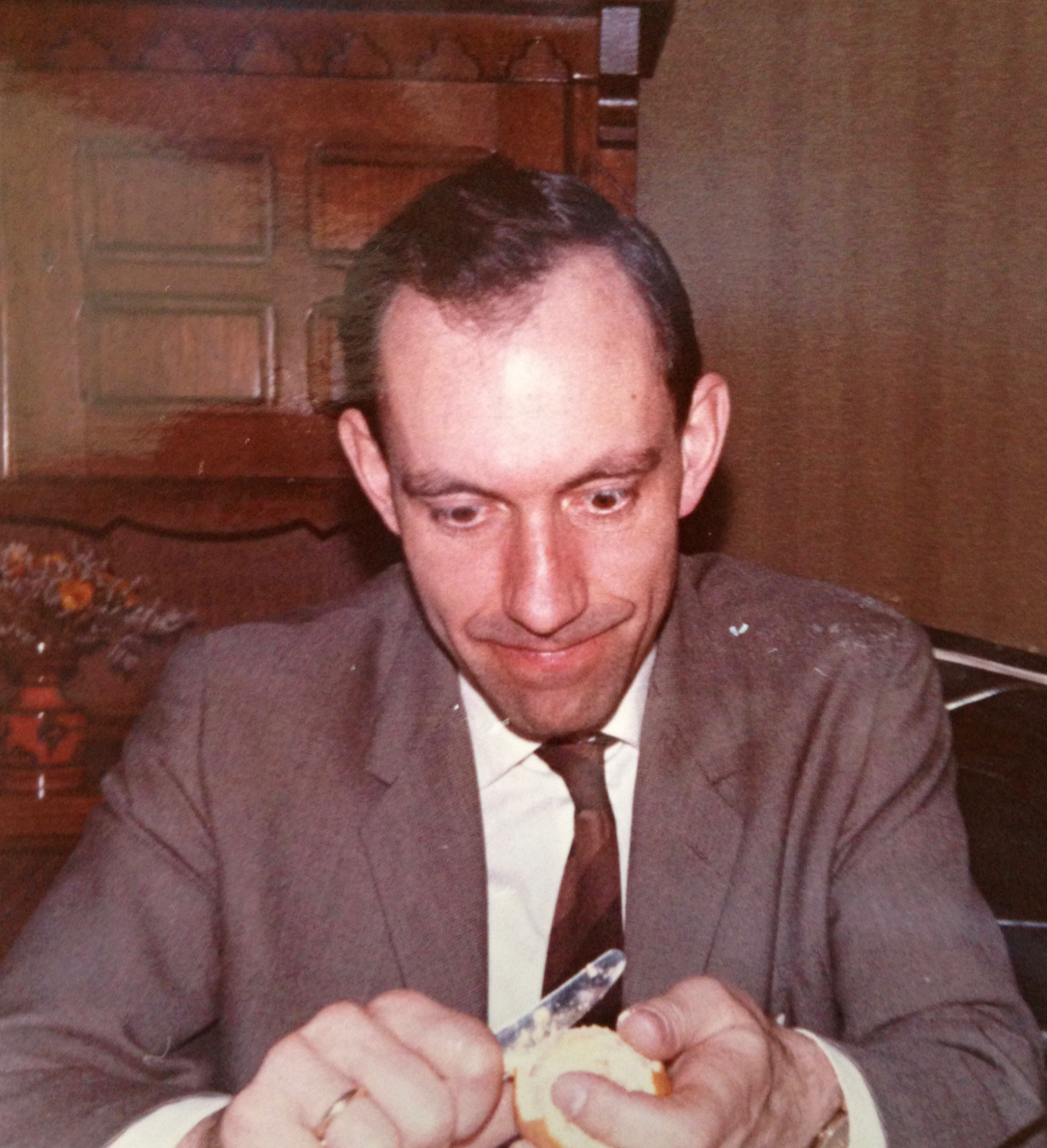1967: altijd in voor een gekke foto. Ik heb nog even heel precies gekeken naar het fruitmesje... Ik herinner mij een keer dat mijn moeder mijn vader betrapte op het schillen van een sinaasappel met zijn 