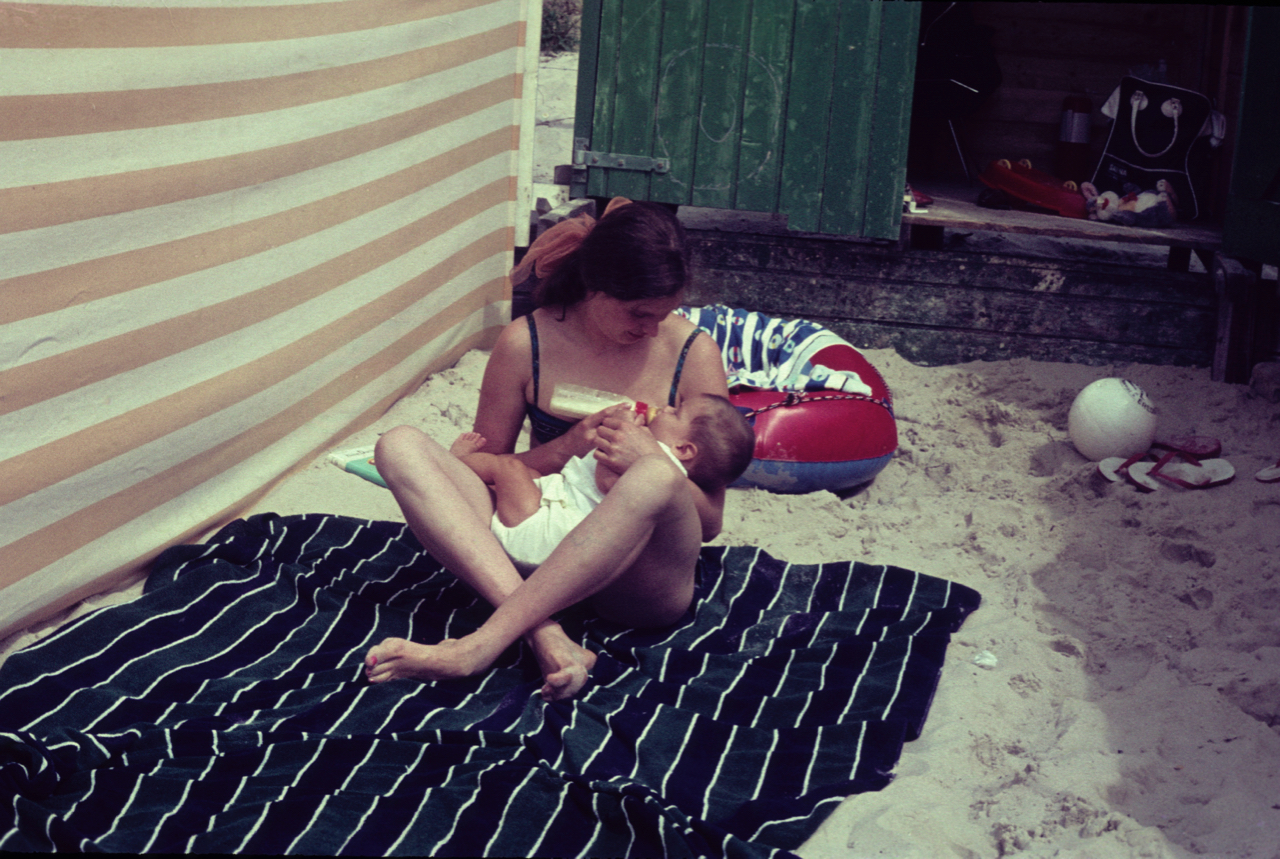 Voedertijd! Mijn moeder en zus Margreeth. ;-)